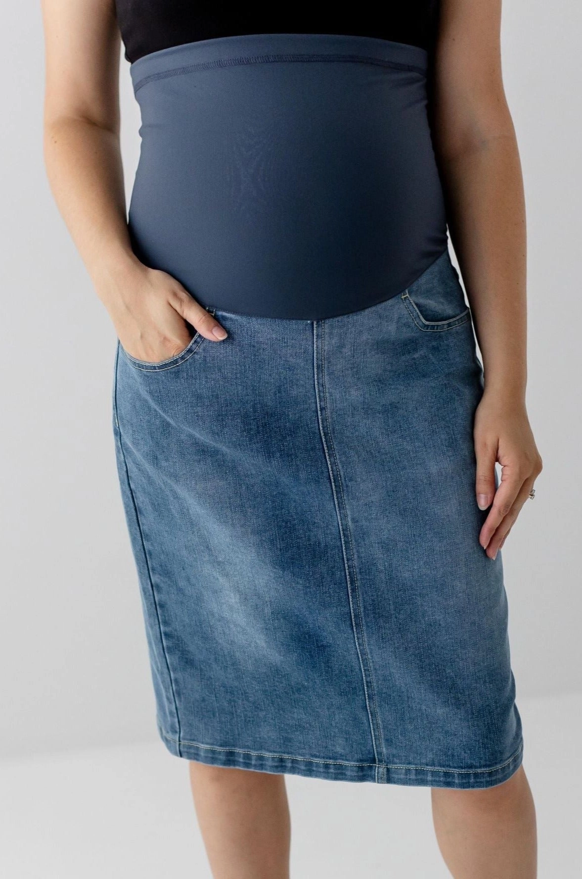 Silicone Grip Trim Modern Details 'Everlee' Maternity Denim Skirt in Medium Wash