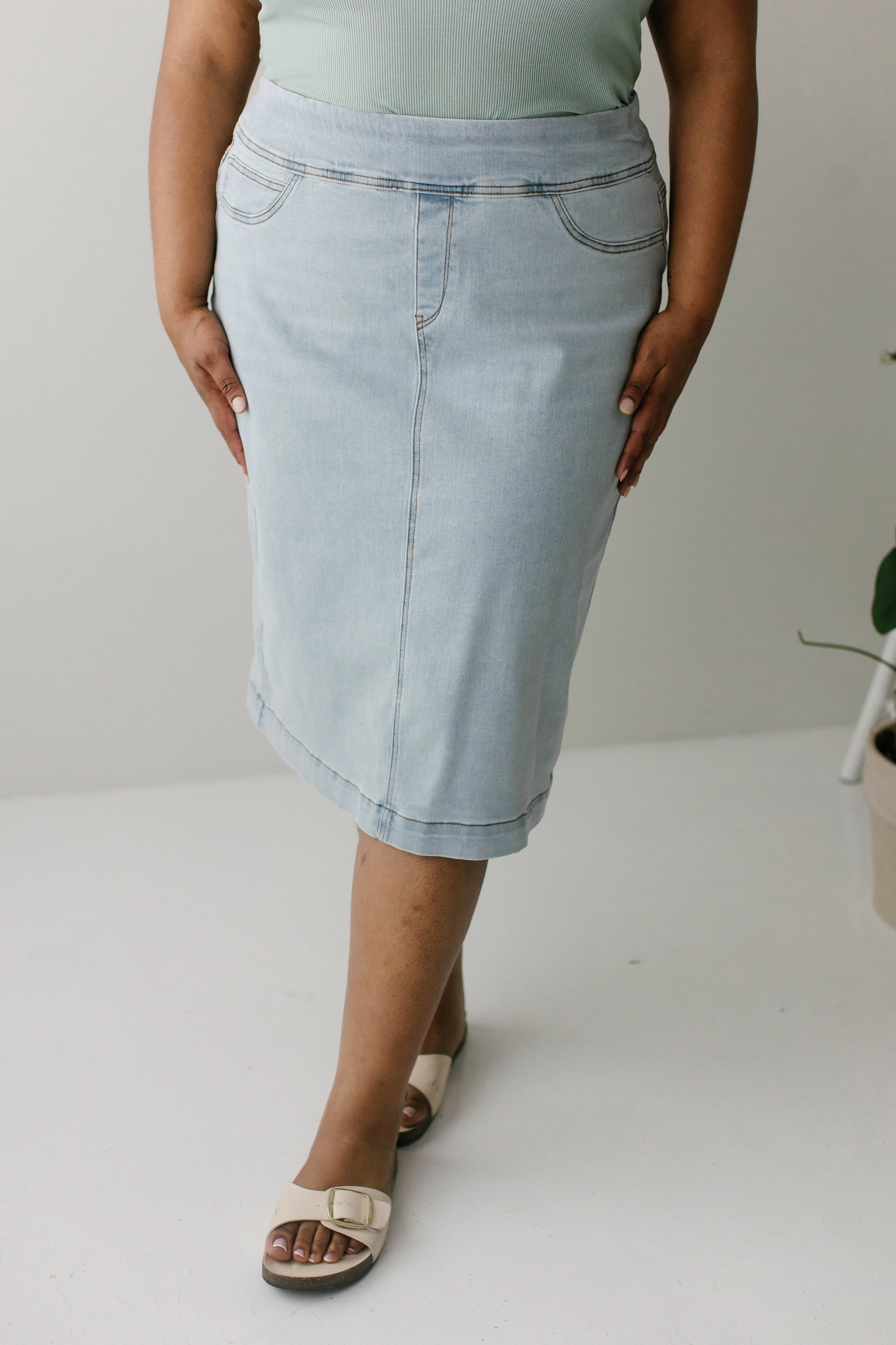 Red Carpet Look 'Sara' Classic Denim Skirt in Light Wash