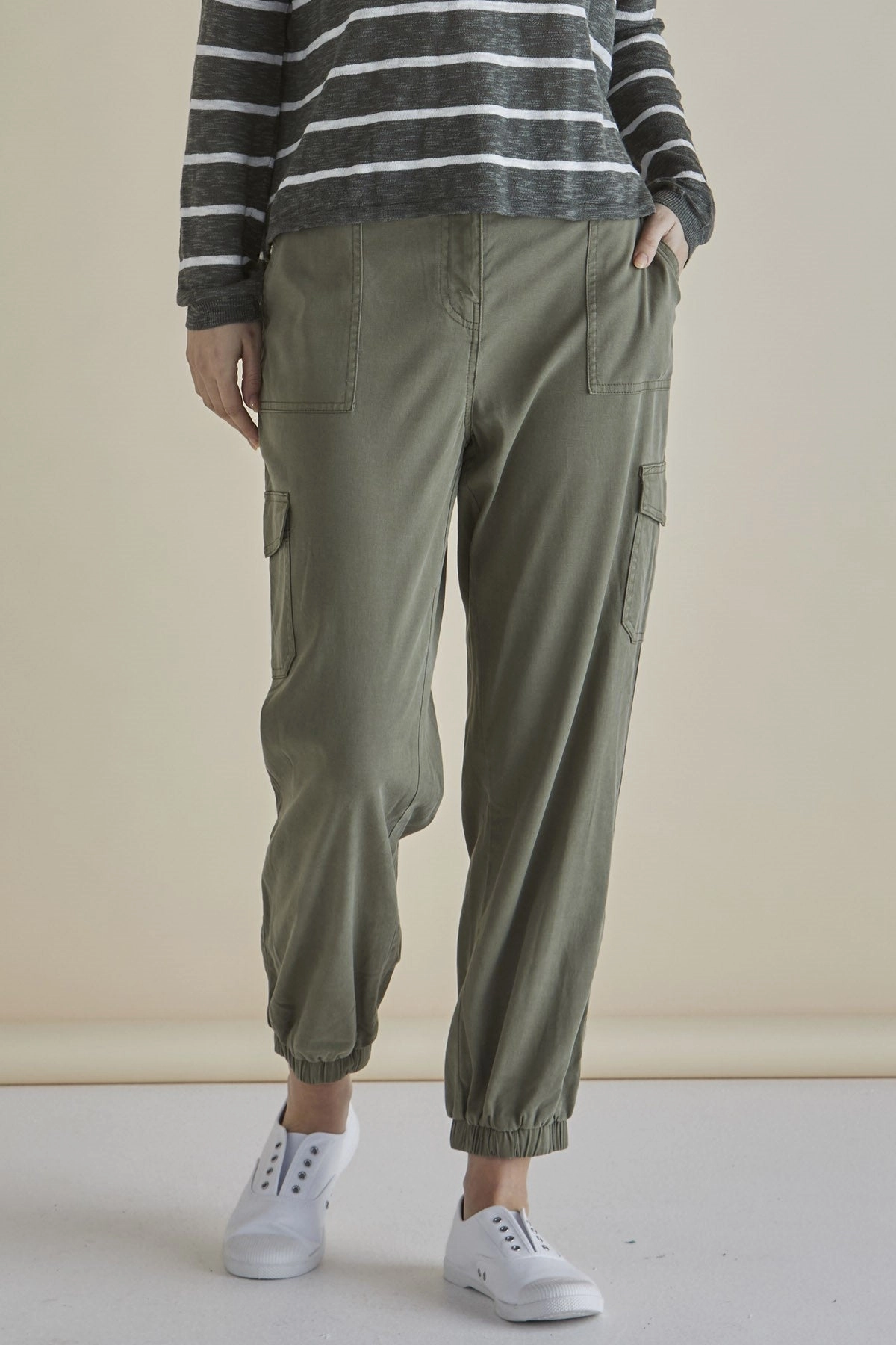 Weekend Outfit Betty Basics Lacey Lyocell Cargo Jogger Khaki