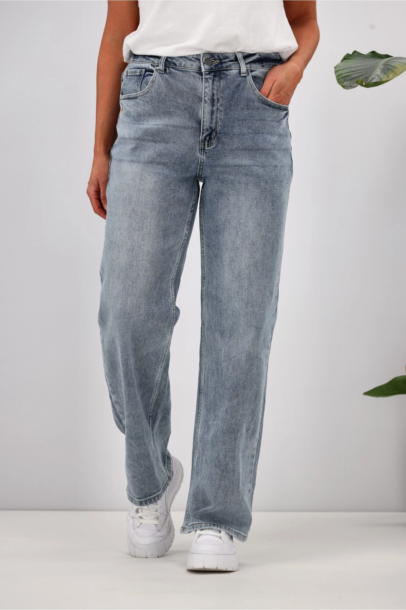 Modern Stretch Shine On Label Atlas Relaxed Fit Jean Washed Blue