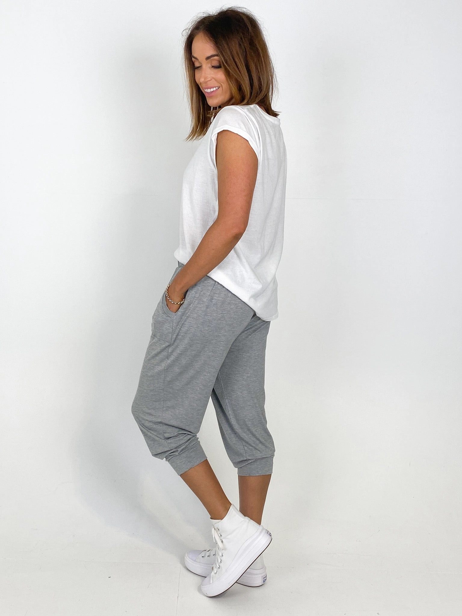 Minimalist Style Holiday Outfit Wrinkle Resistant Outdoor Lover Betty Basics Tokyo 3/4 Pant Grey Marle