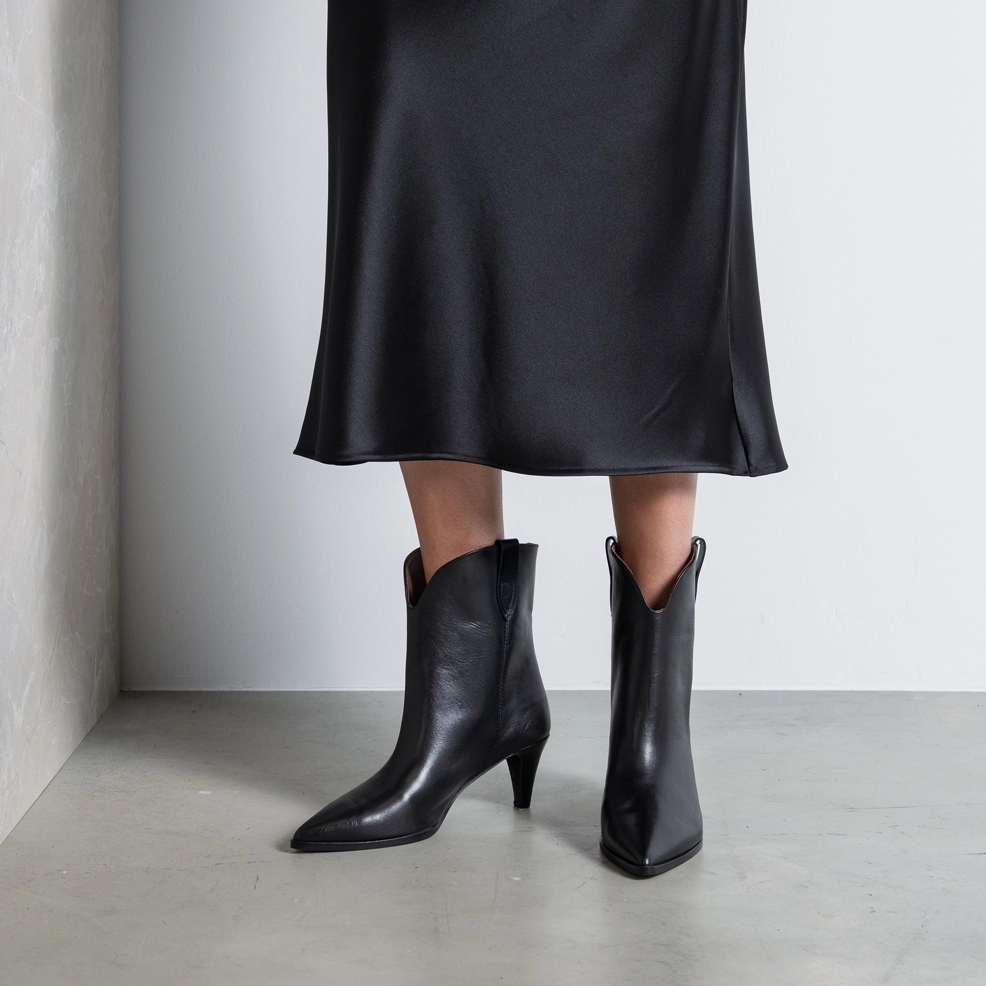 Easy Wear Modern Minimal Vend?me Louane black calfskin leather boots