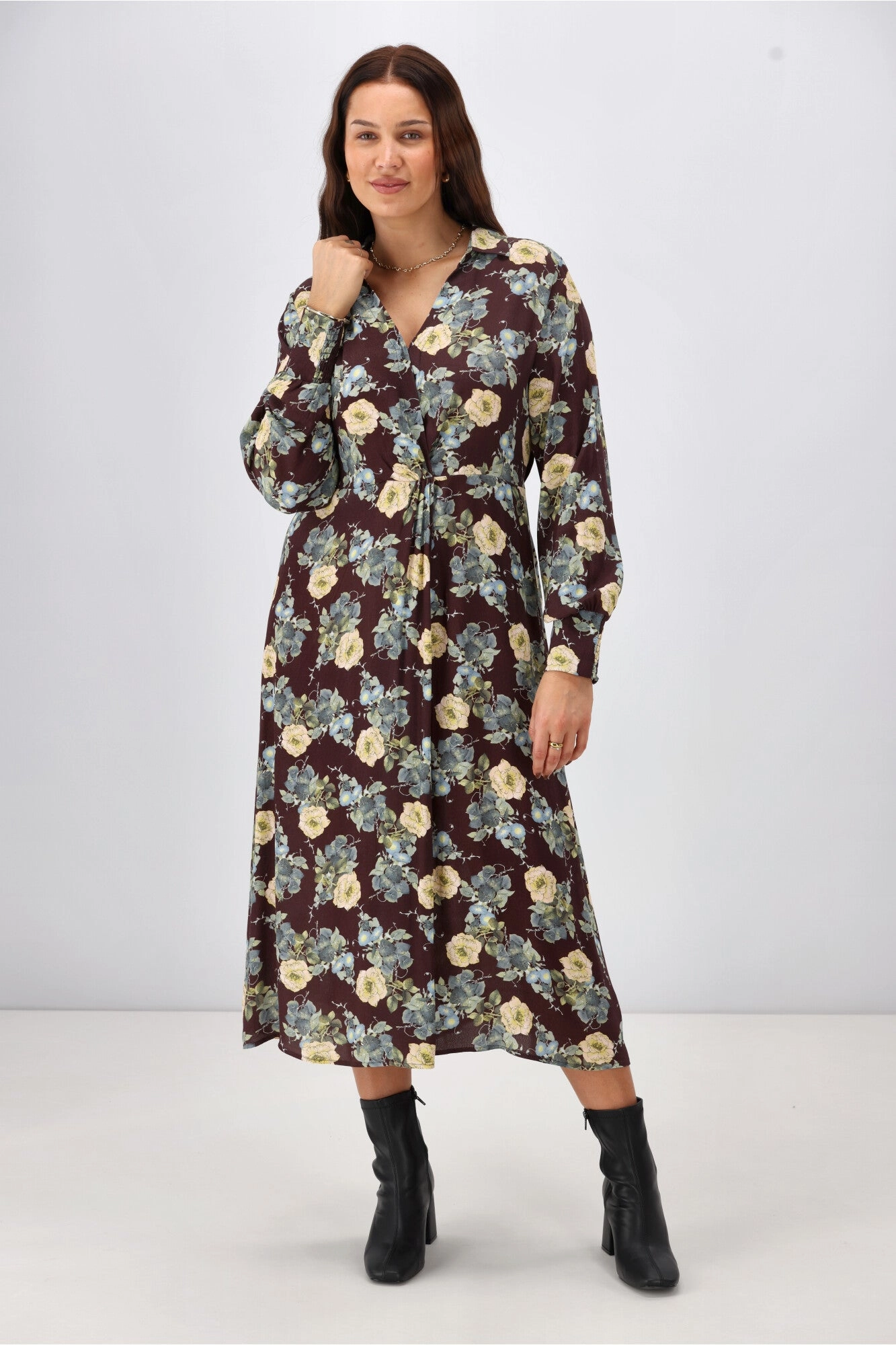 Gloss The Label Timi Cross Over Dress Chocolate Floral Shiny surface Travel-Essential