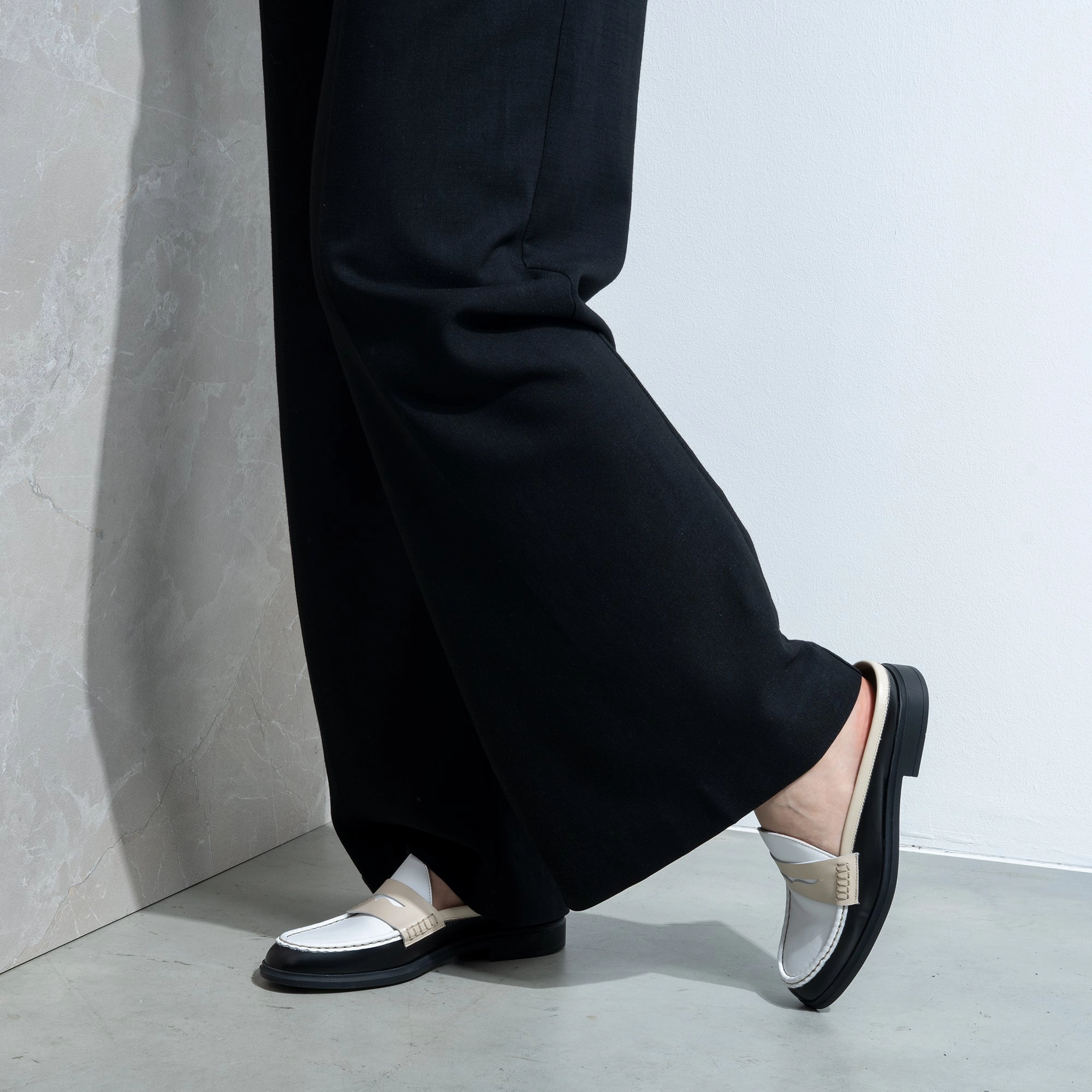 Formal Meeting Versatile Looks Vend?me Blandine Black And White Calfskin Leather Mules With White Details