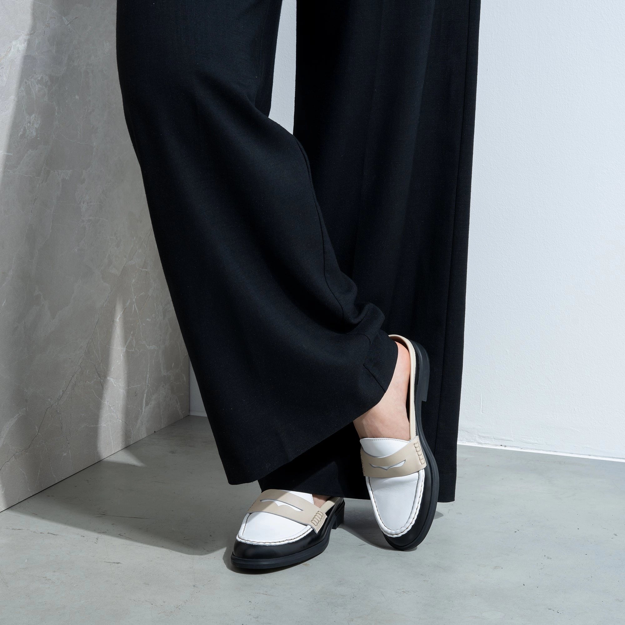 Vend?me Blandine Black And White Calfskin Leather Mules With White Details Day To Night Fashionable Look