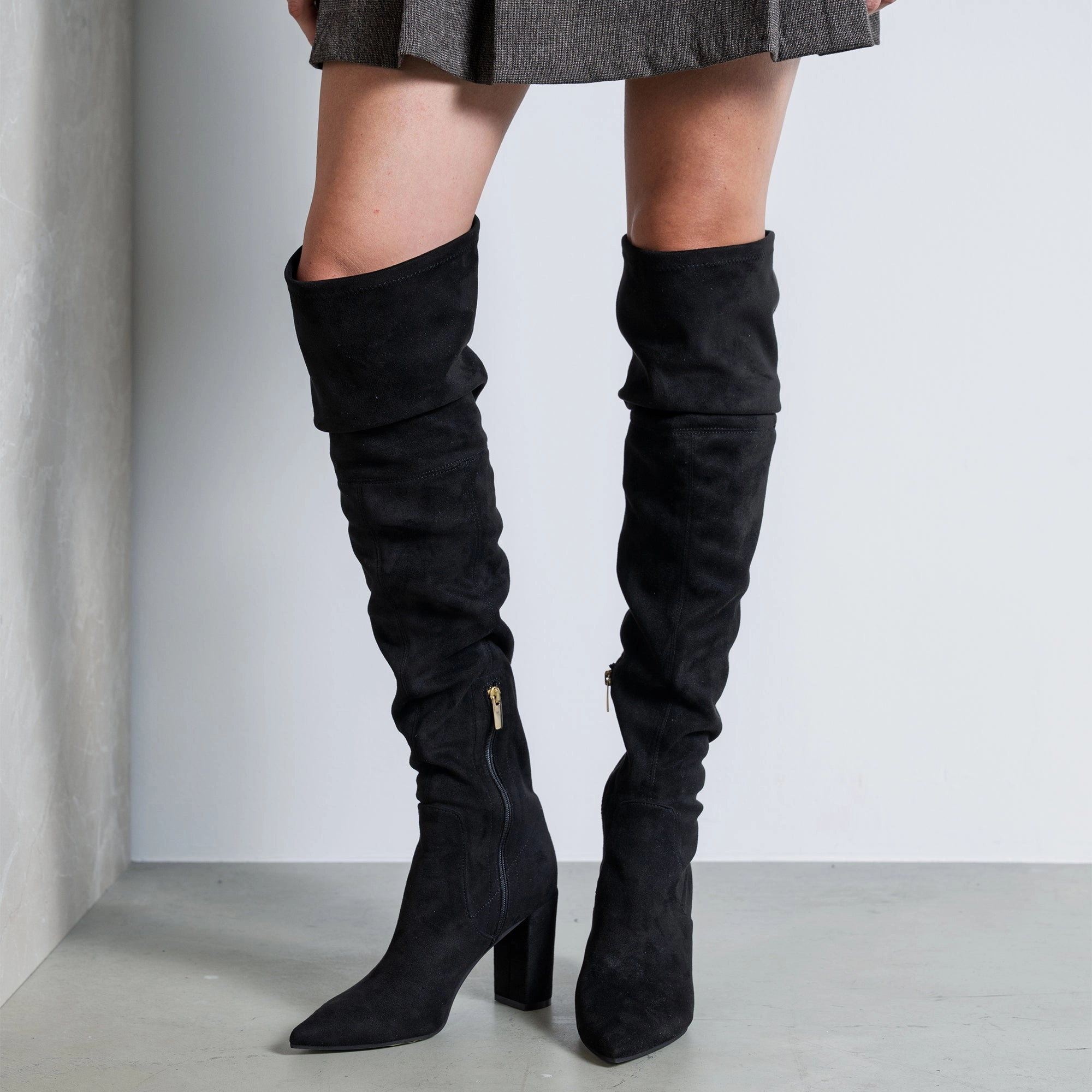 Enhanced grip Vintage Vibe Vend?me Fem black nylon stretch suede heels