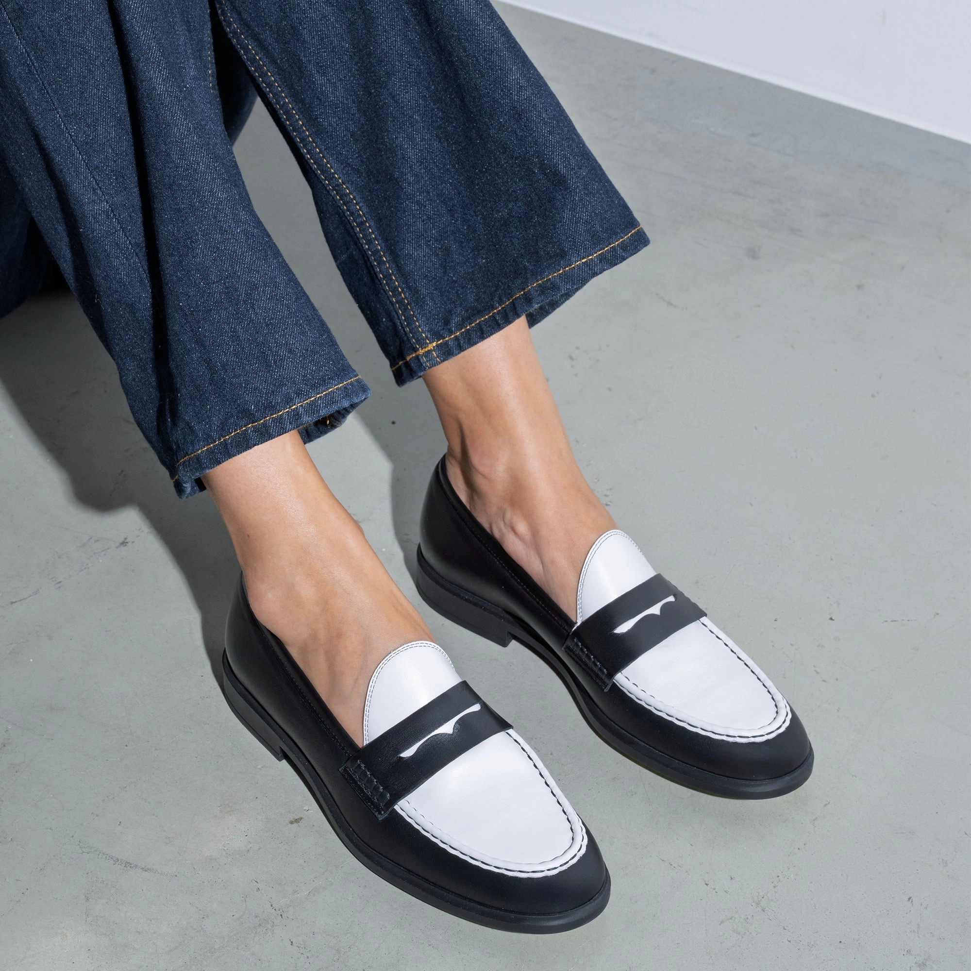 Vend?me Blandine black and white calfskin leather loafers Ceremony Fit Modern Feel