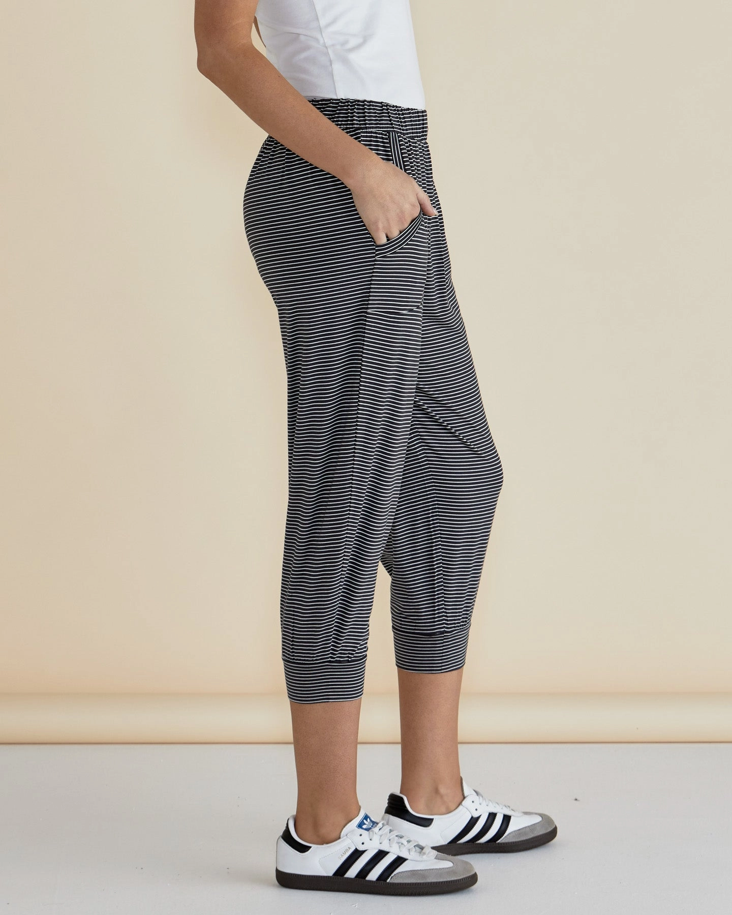 Breathable activewear Betty Basics 3/4 Tokyo Pant Charcoal Stripe