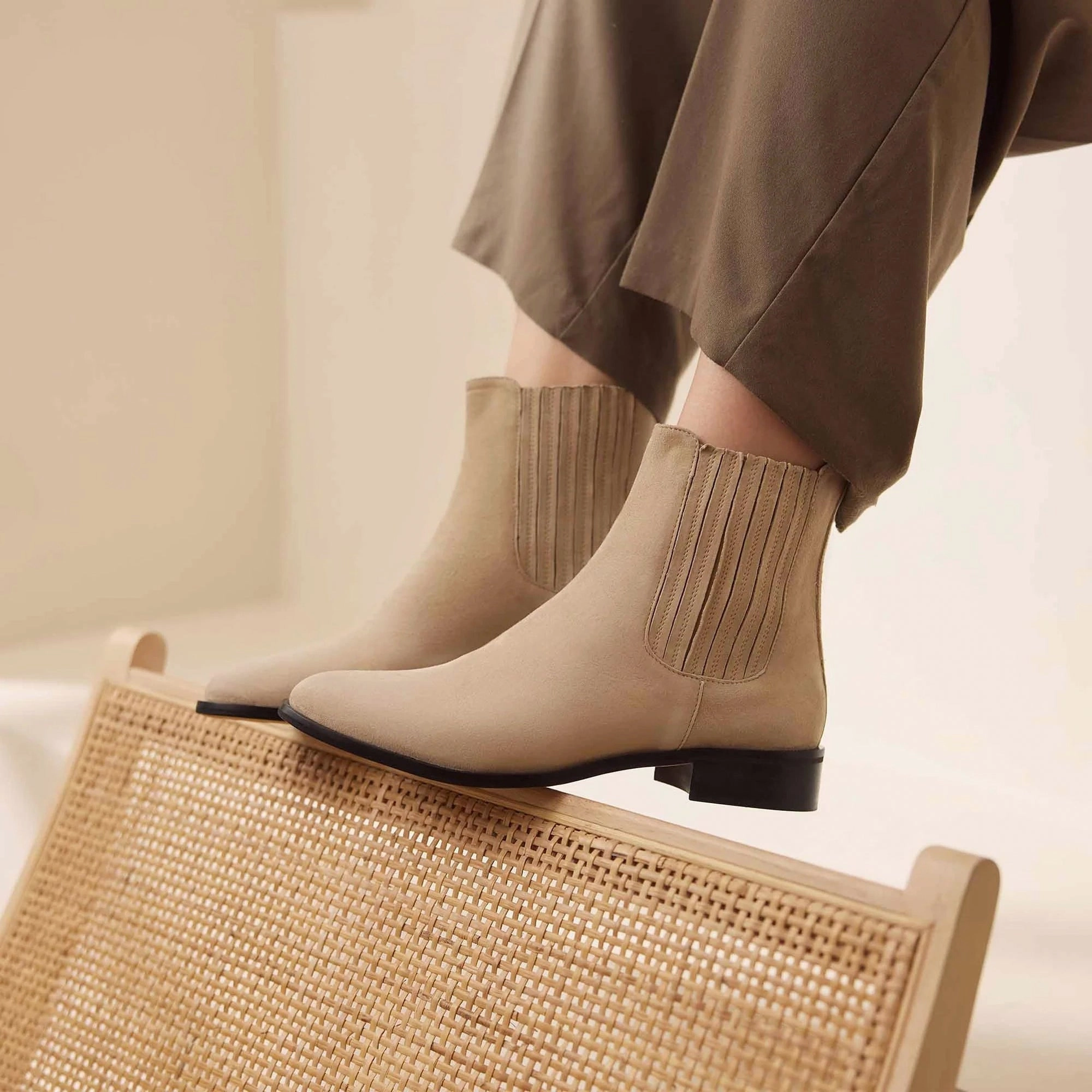 Vend?me Chey beige suede chelsea boots Reinforced Form Trail Exploration