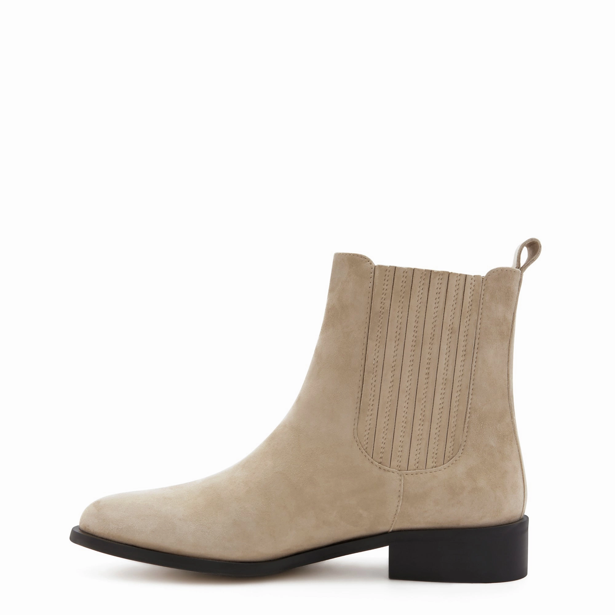 Resort Mode Vend?me Chey beige suede chelsea boots