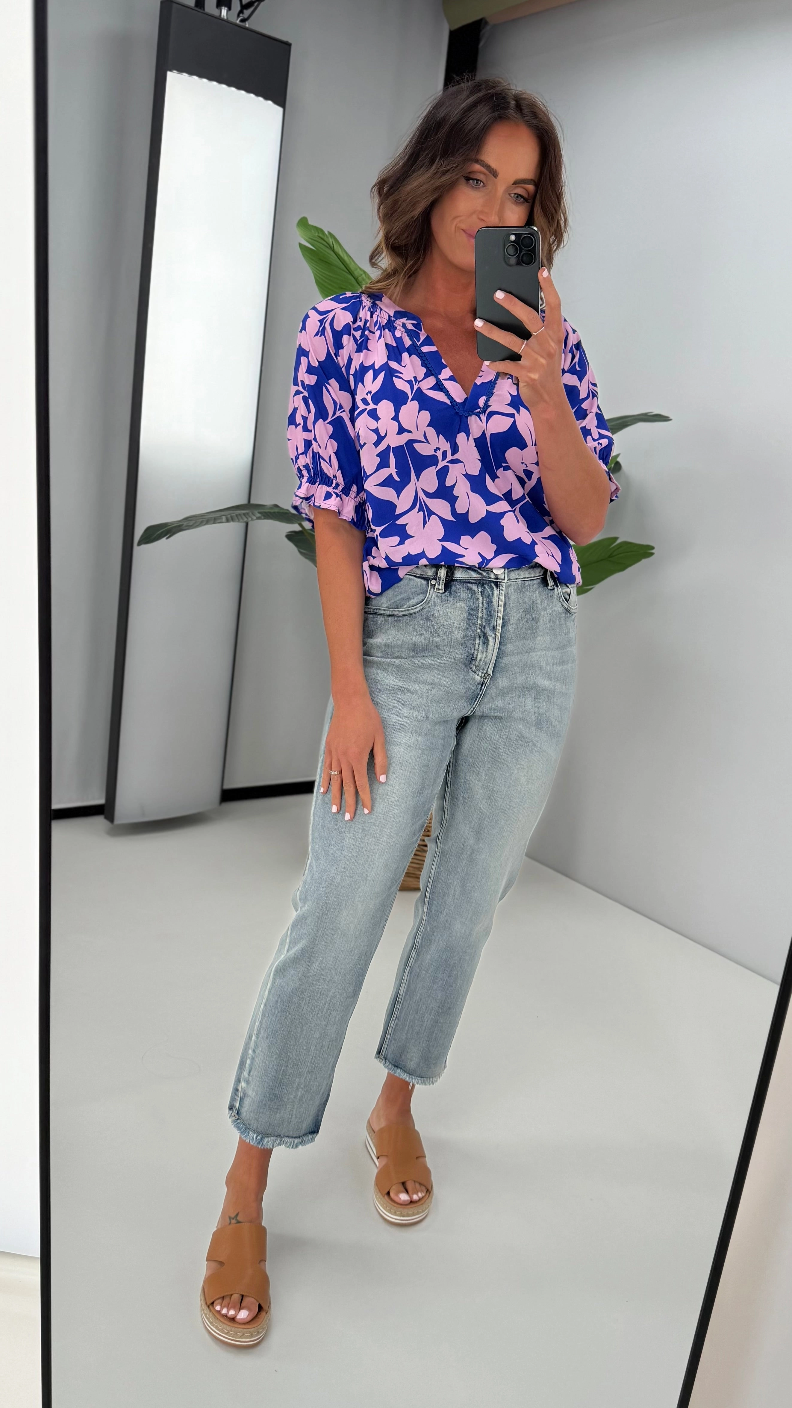 Minimal Fit Stretch Fit Weekend Trip Shine On Label Asher Straight Leg Jean Indigo