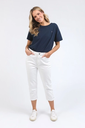 Minimalist Style Holiday Outfit Form Fitting Elm Mollie Capri Jean White