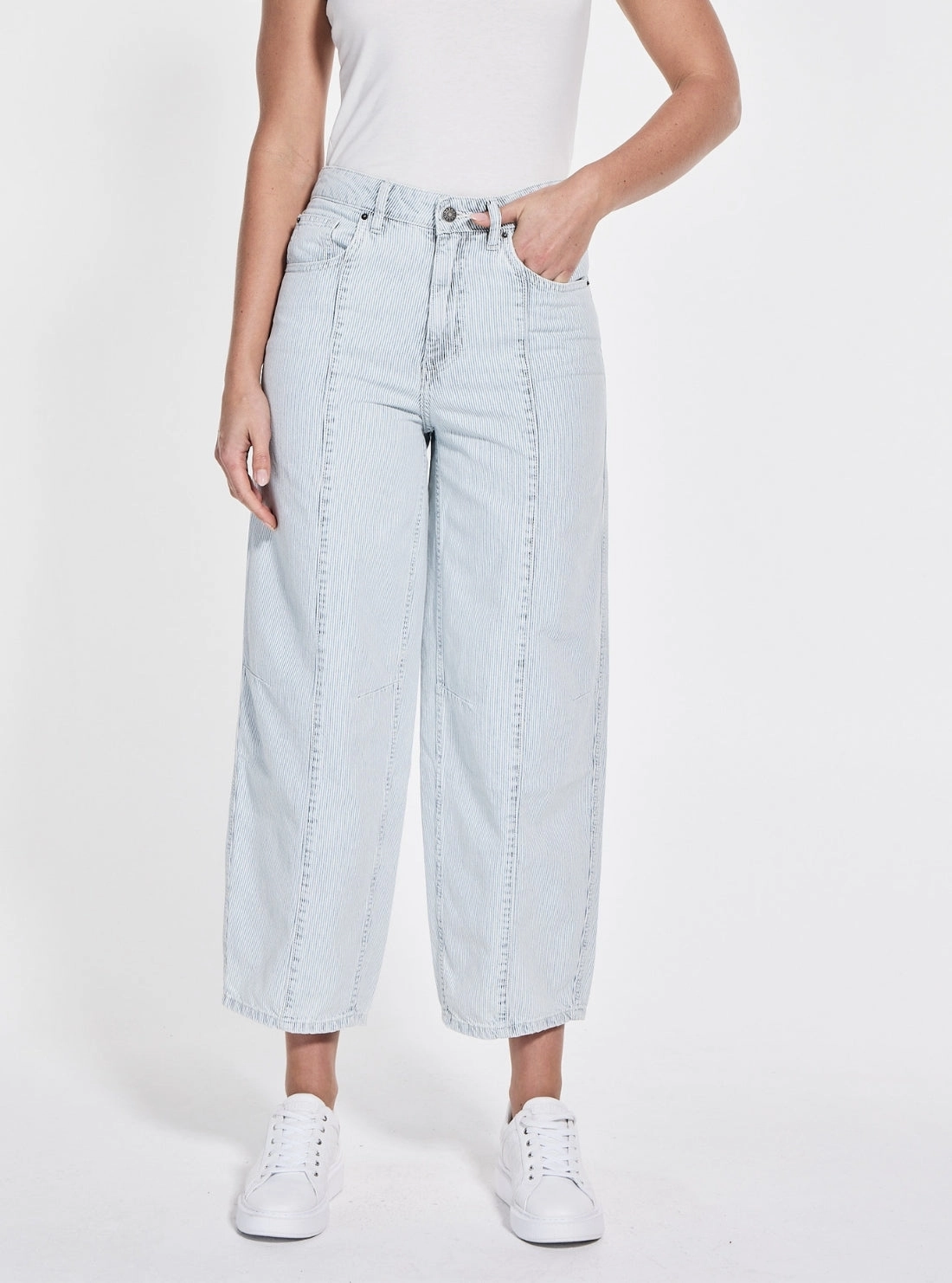 Eco Friendly Dye Beach Day Winter Warmth Classic Guess Originals High-Rise Tapered Baggy Jeans in Light Wash