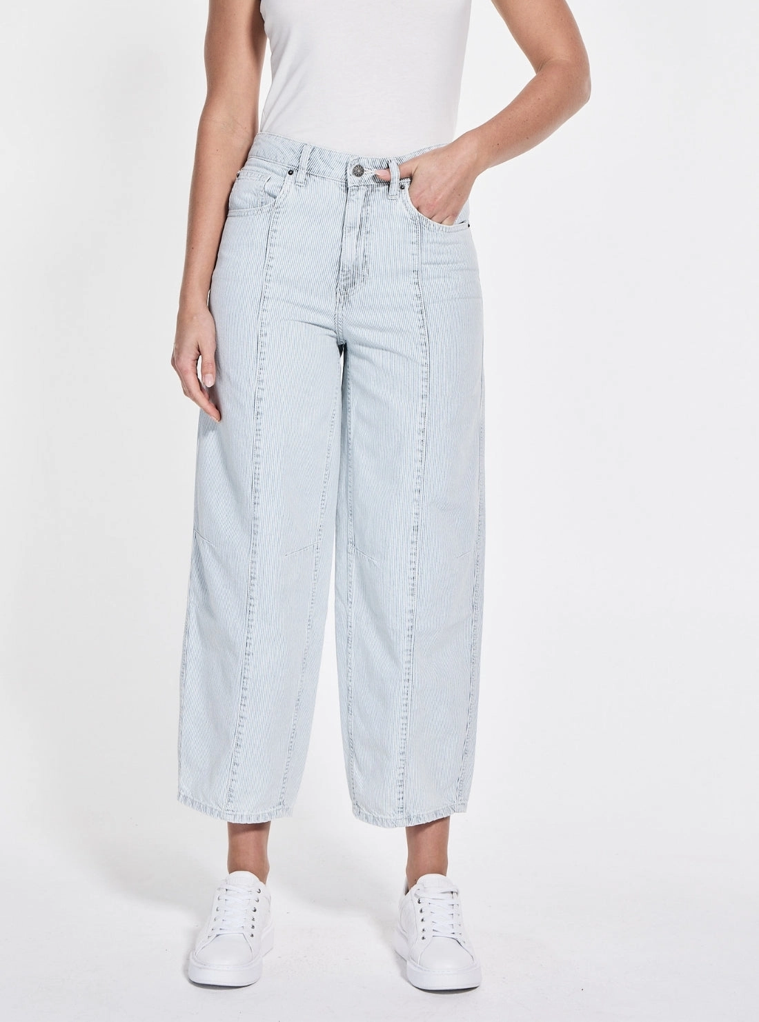 Youth Style Weekend Style Rainy Day Guess Originals High-Rise Tapered Baggy Jeans in Light Wash