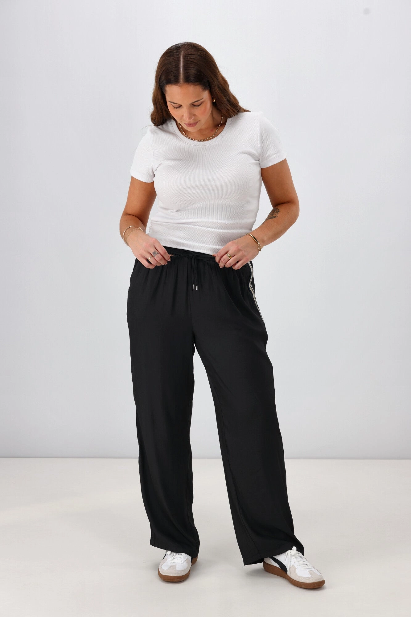 Gloss the Label Taylor Side Taped Wide Leg Pants Black Tight Shape Temperature Regulating Fabric