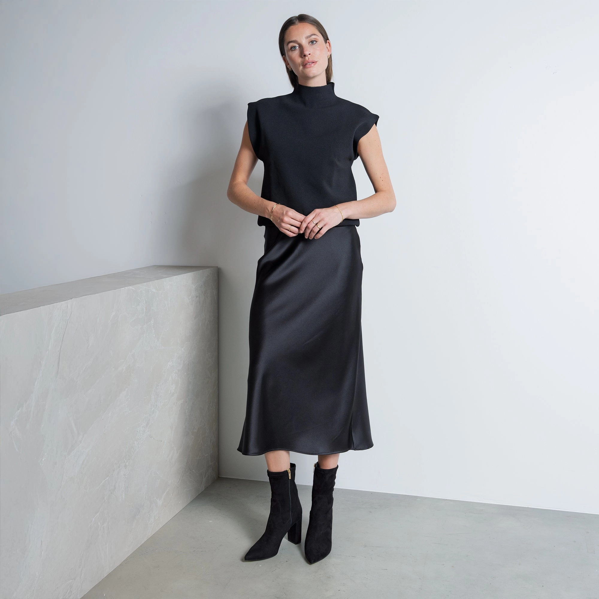 Elastic Band Elastic Sides Vend?me Fem black nylon stretch suede heels